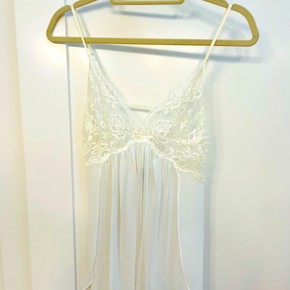 White bridal négliger with lace bodice